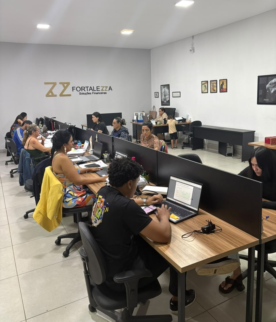 Equipe da Fortalezza trabalhando no escritório em Goiânia